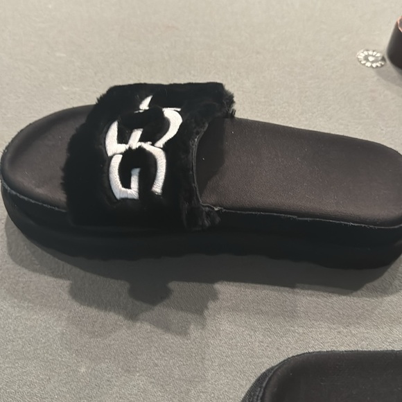 Ugg slide - Picture 3 of 8